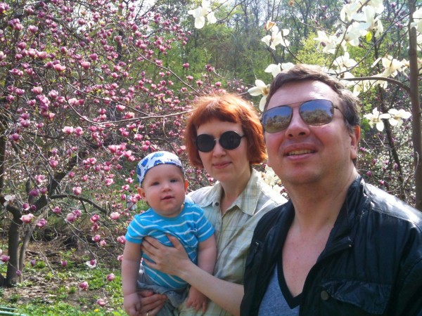 Захар, мама, дядя Дима и магнолии