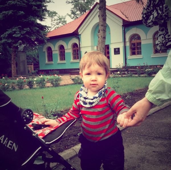 У музея Гоголя