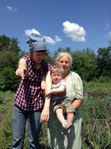 В огороде с прабабушкой