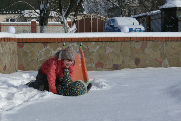 И в снегу покачала